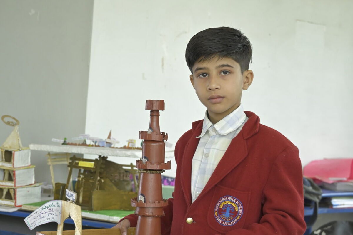 A student presents his working model in the activity room